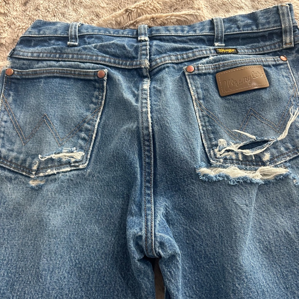 Damaged see pictures Wrangler Women's Distressed Straight Leg Blue Jeans - Picture 3 of 9